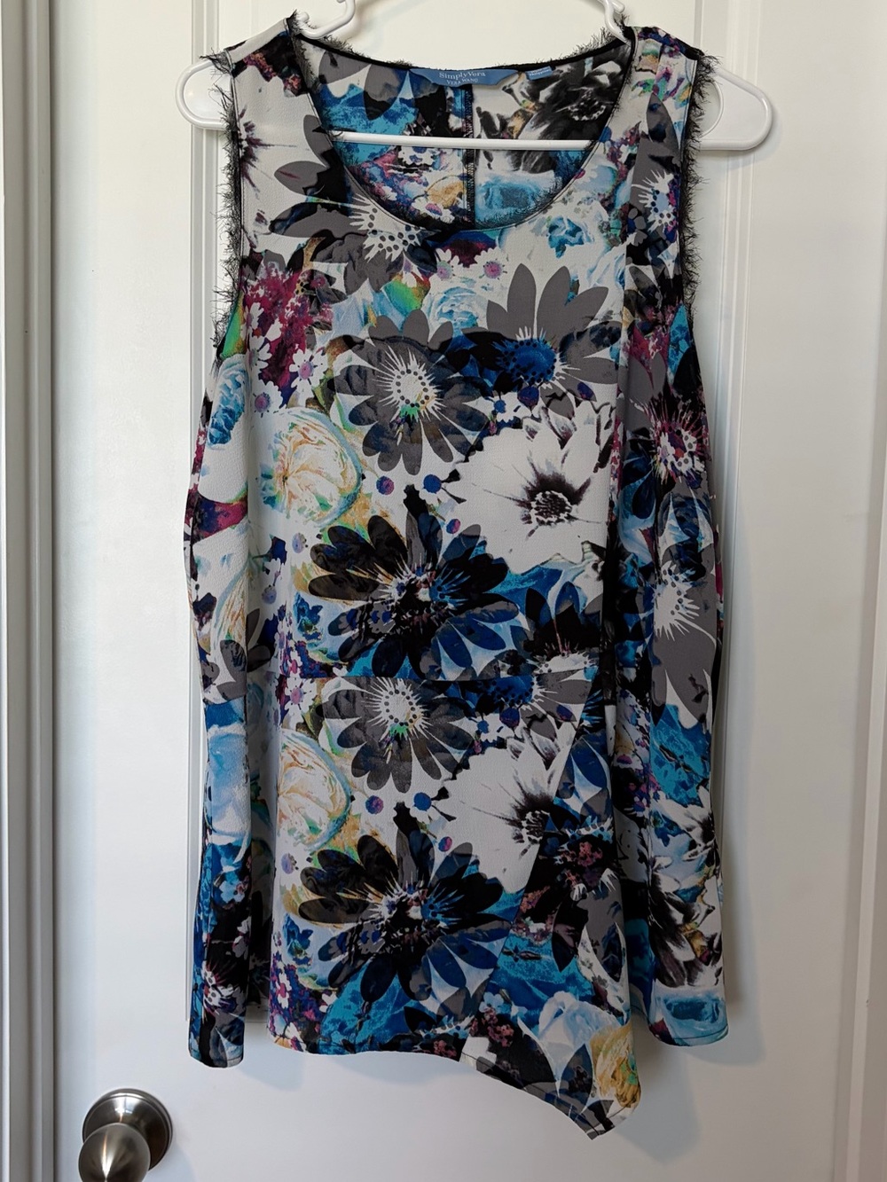 Simply Vera Vera Wang Multicolor Floral Tank Top in Blue, Gray & Black
Size M